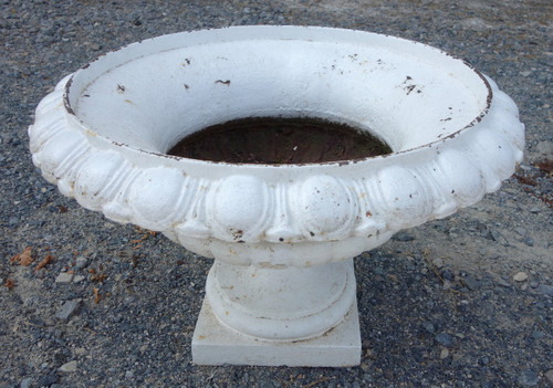Pair of large Medicis ornamental vases, cast-iron garden planters, 19th century