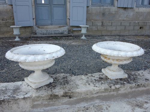 Pair of large Medicis ornamental vases, cast-iron garden planters, 19th century