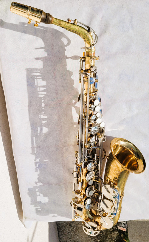 Sakura saxophone with case