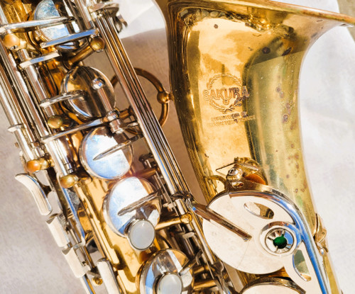 Sakura saxophone with case