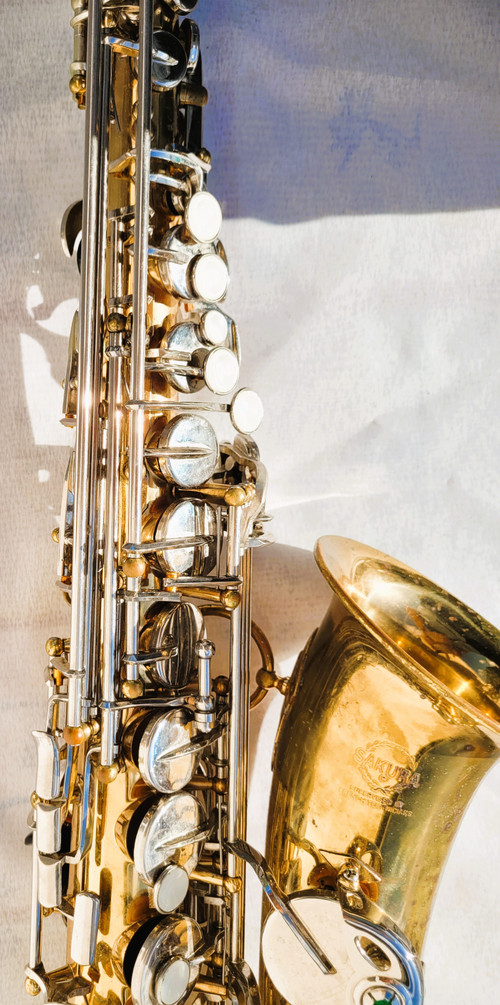 Sakura saxophone with case