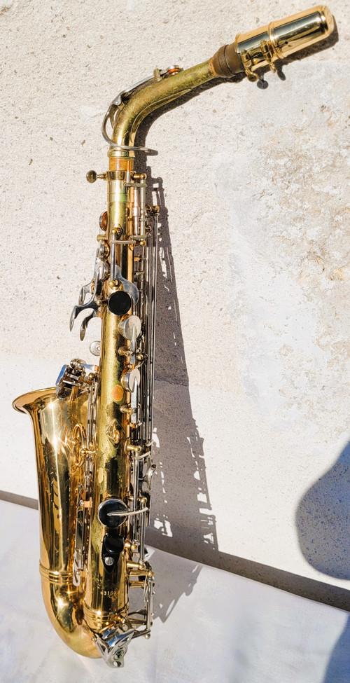 Sakura saxophone with case