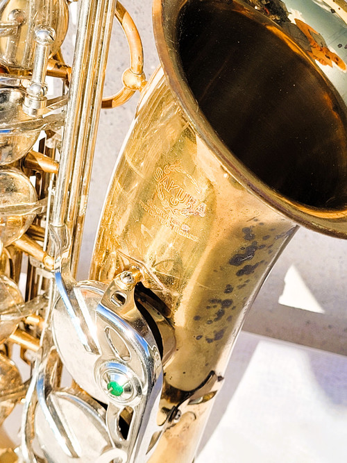 Sakura saxophone with case