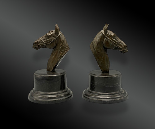 Coppia di teste di cavallo; scultura in bronzo firmata J. REYOL. Francia 20° secolo