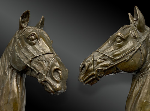 Coppia di teste di cavallo; scultura in bronzo firmata J. REYOL. Francia 20° secolo