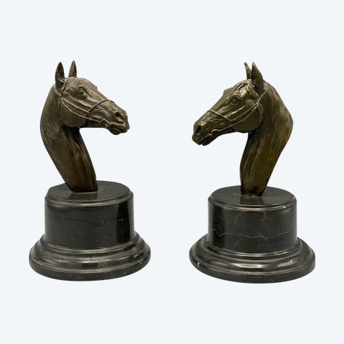 Coppia di teste di cavallo; scultura in bronzo firmata J. REYOL. Francia 20° secolo