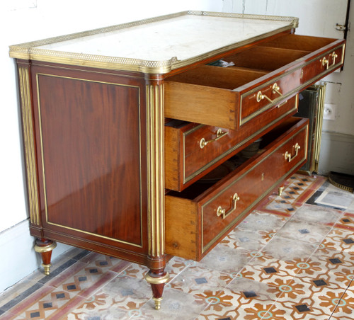 Cassettone da ufficiale del Direttorio Luigi XVI in mogano maculato in stile Molitor fine XVIII secolo