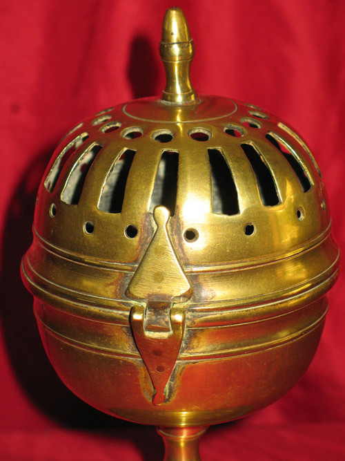 Solid brass and bronze sponge ball from the early 19th century in the Louis XIV style in very good condition.