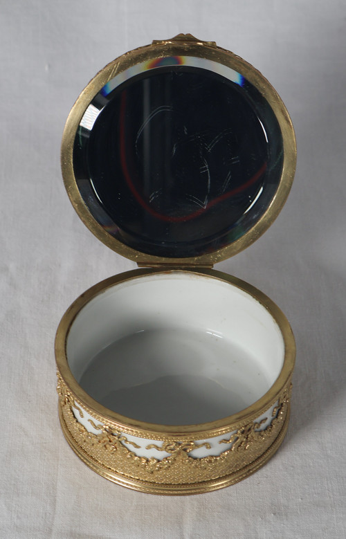 Porcelain and pompom jewelry box, late 19th century