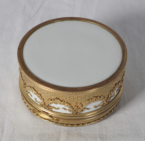Porcelain and pompom jewelry box, late 19th century