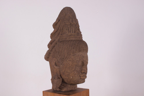 Grande testa di divinità Khmer Pre-Angkor in gres (80 cm)