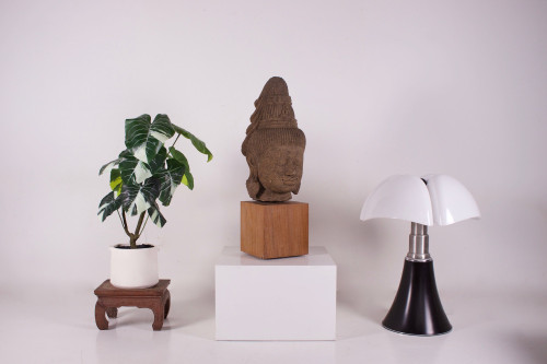 Grande testa di divinità Khmer Pre-Angkor in gres (80 cm)