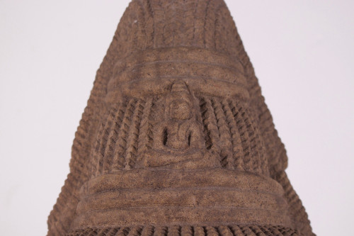 Grande testa di divinità Khmer Pre-Angkor in gres (80 cm)