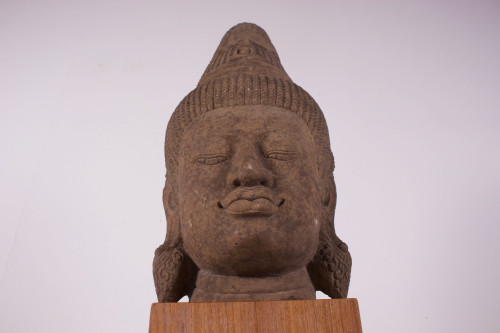 Grande testa di divinità Khmer Pre-Angkor in gres (80 cm)