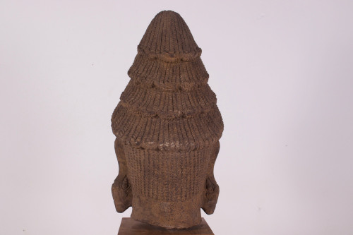 Grande testa di divinità Khmer Pre-Angkor in gres (80 cm)