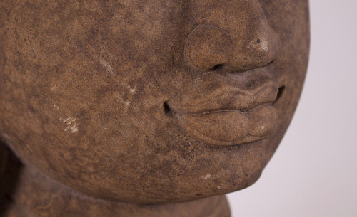 Grande testa di divinità Khmer Pre-Angkor in gres (80 cm)
