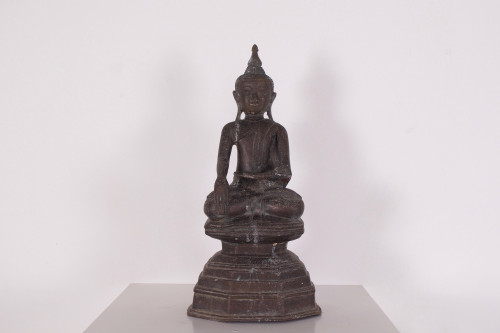 Buddha birmano in bronzo, regni Shan.
