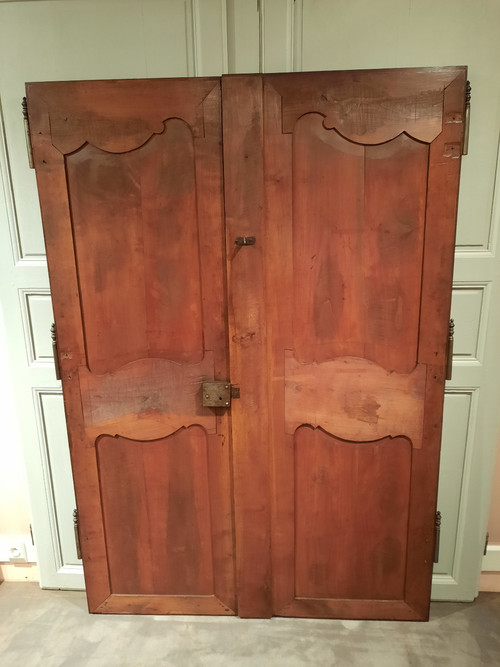 Paire de portes Louis XV en merisier d’époque début du XIXème siècle.