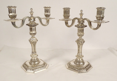 Coppia di candelabri a 2 luci Luigi XIV Christofle Dupérier Metallo argentato XX secolo