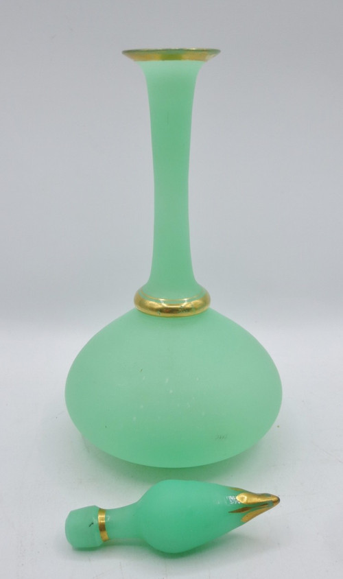 Flacon en opaline, XIXe siècle.  