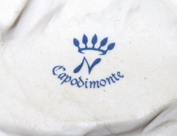  Groupe en Biscuit de Capodimonte, signé C. Villari – XXe 