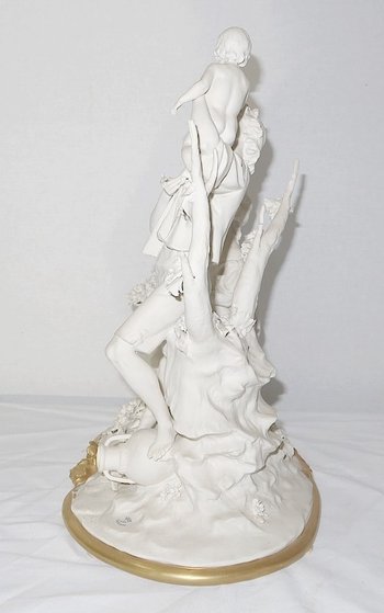  Groupe en Biscuit de Capodimonte, signé C. Villari – XXe 