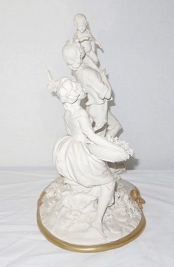  Groupe en Biscuit de Capodimonte, signé C. Villari – XXe 