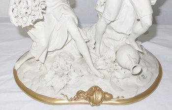  Groupe en Biscuit de Capodimonte, signé C. Villari – XXe 