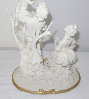  Groupe en Biscuit de Capodimonte, signé C. Villari – XXe 