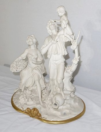  Groupe en Biscuit de Capodimonte, signé C. Villari – XXe 