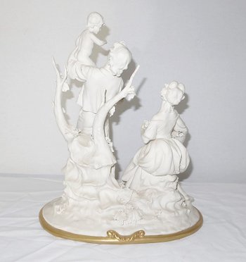  Groupe en Biscuit de Capodimonte, signé C. Villari – XXe 