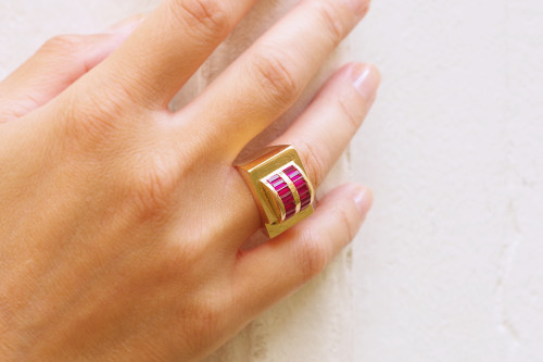 Bague Tank rubis en or 18 karats, rubis de synthèse, bijou ancien, bague tank, bijou rétro