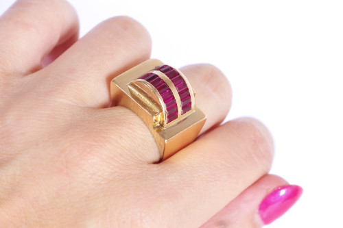 Bague Tank rubis en or 18 karats, rubis de synthèse, bijou ancien, bague tank, bijou rétro