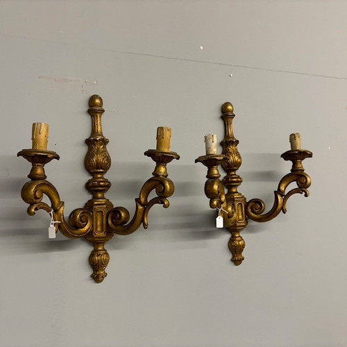 Paire d'appliques anciennes en bois sculpté et doré. Louis Philippe, milieu du 19ème siècle. Dimensions 50 x 36
