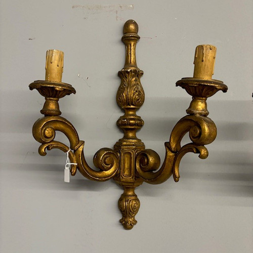Paire d'appliques anciennes en bois sculpté et doré. Louis Philippe, milieu du 19ème siècle. Dimensions 50 x 36