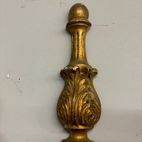Paire d'appliques anciennes en bois sculpté et doré. Louis Philippe, milieu du 19ème siècle. Dimensions 50 x 36