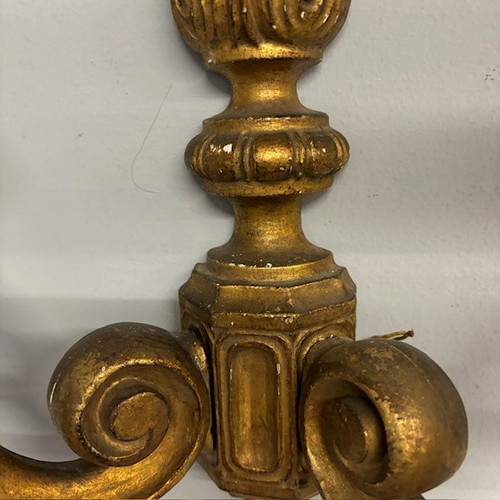Paire d'appliques anciennes en bois sculpté et doré. Louis Philippe, milieu du 19ème siècle. Dimensions 50 x 36