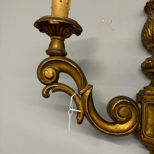 Paire d'appliques anciennes en bois sculpté et doré. Louis Philippe, milieu du 19ème siècle. Dimensions 50 x 36