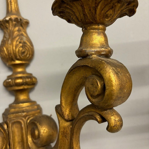 Paire d'appliques anciennes en bois sculpté et doré. Louis Philippe, milieu du 19ème siècle. Dimensions 50 x 36