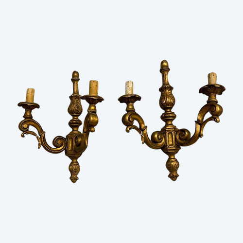 Paire d'appliques anciennes en bois sculpté et doré. Louis Philippe, milieu du 19ème siècle. Dimensions 50 x 36