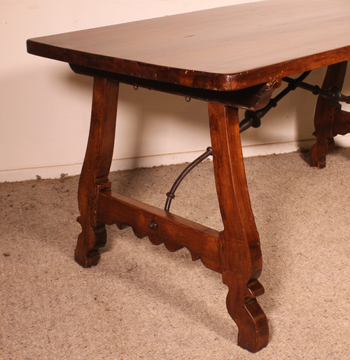Table Espagnole En Noyer Du 17° Siècle