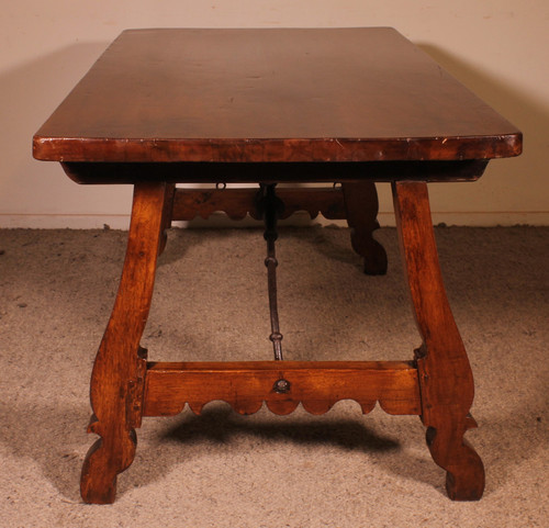 Table Espagnole En Noyer Du 17° Siècle