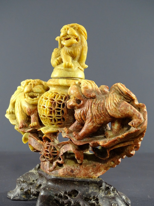 Chine, Années 1950/1960, Brûle-parfum En Pierre Dure Figurant Un Pot Couvert Au Corps Ajouré. 