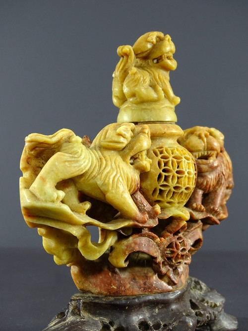 Chine, Années 1950/1960, Brûle-parfum En Pierre Dure Figurant Un Pot Couvert Au Corps Ajouré. 