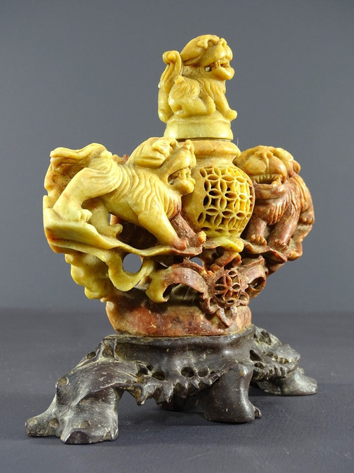 Chine, Années 1950/1960, Brûle-parfum En Pierre Dure Figurant Un Pot Couvert Au Corps Ajouré. 