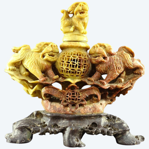 Chine, Années 1950/1960, Brûle-parfum En Pierre Dure Figurant Un Pot Couvert Au Corps Ajouré. 