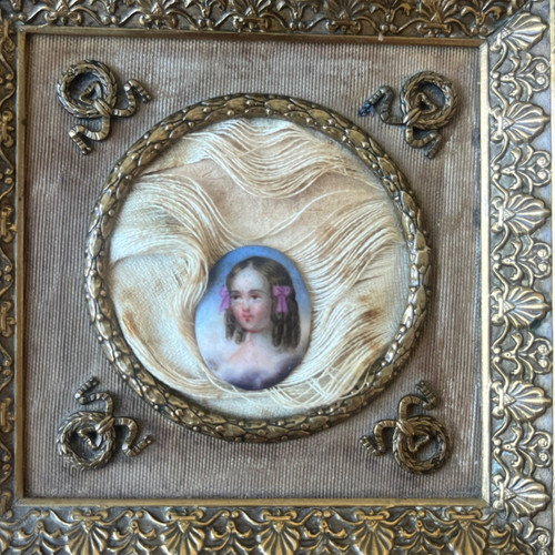 Cadre en bronze et laiton avec médaillon en porcelaine