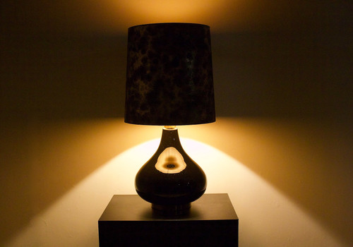 Lampe de sol en verre soufflé noir.