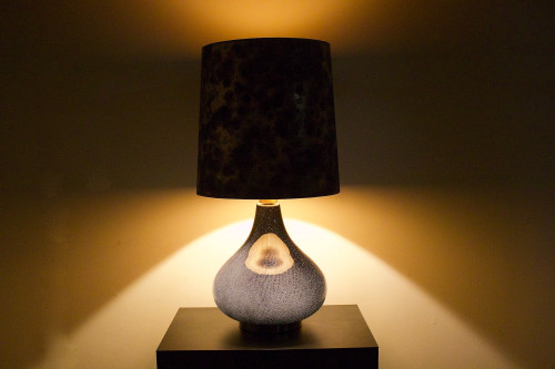 Lampe de sol en verre soufflé noir.