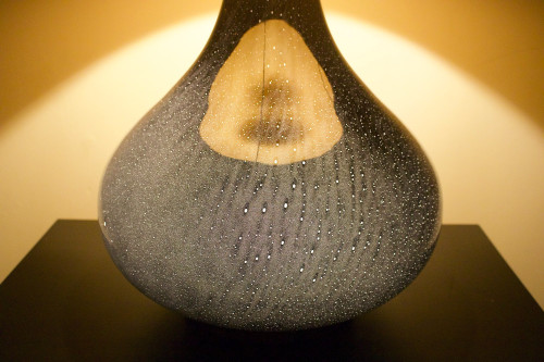 Lampe de sol en verre soufflé noir.